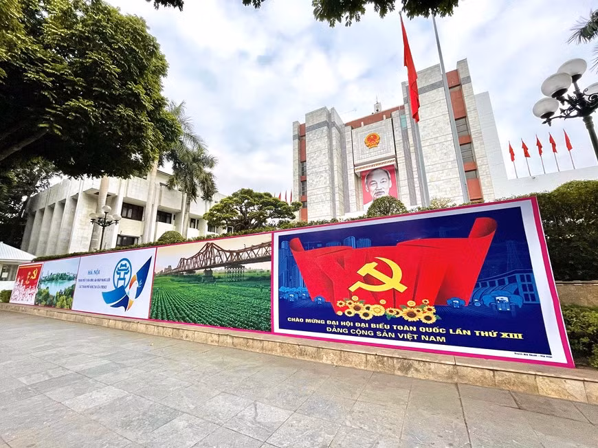 El XIII Congreso del Partido Comunista de Vietnam se llevará a cabo del 25 de enero al 2 de febrero próximo, bajo el tema “Fortalecer la construcción y rectificación de las filas partidistas, y del sistema político limpio y fuerte, enarbolar la voluntad y la determinación del desarrollo del país, poner en alto la fuerza de la gran unidad nacional en combinación con la fuerza de la era; continuar impulsando de forma integral y sincrónica la renovación; construir y defender con firmeza la Patria, mantener un ambiente de paz y estabilidad, y esforzarse para convertir a Vietnam en una nación desarrollada con orientación socialista para mediados del siglo XXI”. (Foto: Vietnam+)