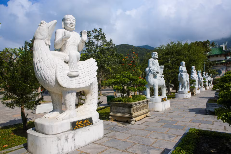 En el complejo, se encuentran 18 estatuas de arhats, conocidos también como budas guardianes, talladas en rocas blancas, que describen diferentes emociones: alegría, enojo, felicidad y tristeza. (Foto: VNA)