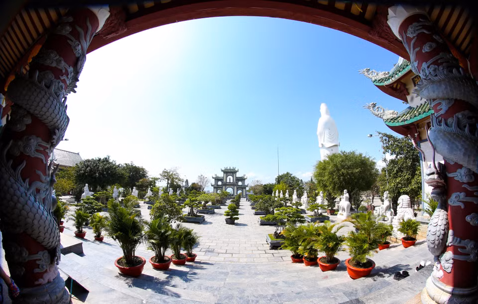 En el complejo, se encuentran 18 estatuas de arhats, conocidos también como budas guardianes. (Foto: VNA)
