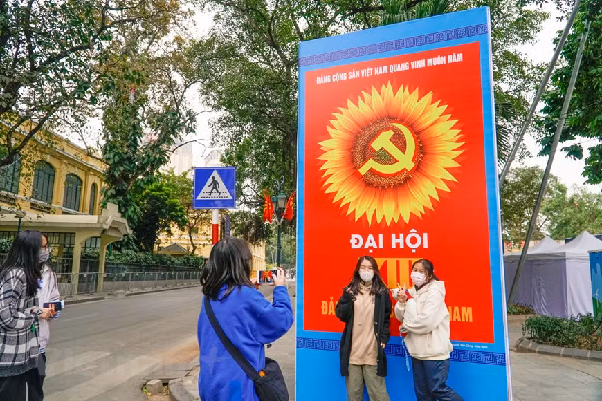 Los jóvenes toman fotos de recuerdo con un gran cartel de bienvenida al XIII Congreso Nacional del Partido Comunista de Vietnam. El cónclave contará con la participación de mil 587 delegados, que representan a más de cinco millones de militantes. Se trata del evento político más importante de la nación este año, al marcar un nuevo hito en el desarrollo del Partido y del país, e identificar las orientaciones estratégicas para impulsar la renovación e integración global de la nación. En los documentos del XIII Congreso Nacional se evalúan la implementación durante los últimos 35 años del proceso de Doi Moi (Renovación), los 30 años del despliegue del Programa Político sobre la construcción nacional en el período de transición hacia el socialismo y la materialización de la Estrategia de desarrollo socioeconómico en el plazo 2011-2020. (Foto: Vietnam+)