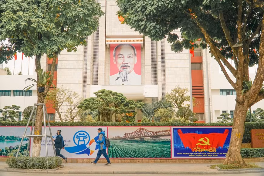 Desde 1975 Vietnam ha pasado de ser un país pobre a una nación en desarrollo con ingresos medios-altos y mantiene la estabilidad política, un fuerte desarrollo económico y una integración internacional amplia y profunda. En 2020, gracias al liderazgo del Partido y el Gobierno, el país del Sudeste Asiático respondió de manera rápida y eficiente a los desastres naturales y la epidemia del coronavirus, a la par de restaurar la economía con buenos resultados, convirtiéndose en uno de los 10 países con mayor crecimiento del Producto Interno Bruto en el mundo y una de las principales 16 economías emergentes en el año. (Foto: Vietnam+)