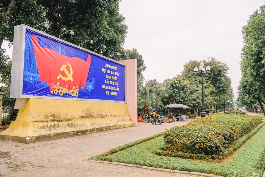 Un gran panel se instala en la calle Tran Nhan Tong para dar la bienvenida al XIII Congreso Nacional del Partido Comunista de Vietnam, previsto a llevarse a cabo del 25 de enero al 2 de febrero próximo. Con el lema “Unidad - Democracia - Disciplina - Innovación - Desarrollo”, en la venidera magna cita se realizará un balance del cumplimiento de la Resolución del Congreso anterior y también una revisión de los 35 años de la empresa de renovación, 30 años del cumplimiento del Programa político de 1991, y una década de la edición de 2011, así como la estrategia para el desarrollo socioeconómico 2011-2020. (Foto: Vietnam+)