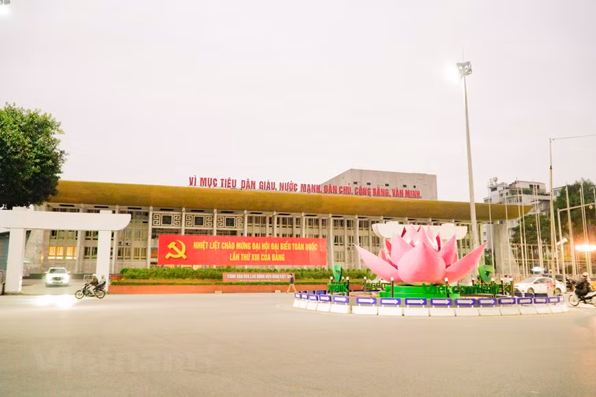 Una pancarta de bienvenida al próximo XIII Congreso Nacional del Partido Comunista de Vietnam se ubica en el Palacio de Cultura y Amistad Vietnam-Unión Soviética. Las fuerzas pertinentes también colocaron tres mil banderas en las calles aledañas al Mausoleo del Presidente Ho Chi Minh, la sede del Comité Popular y el Lago Hoan Kiem, entre otros sitios emblemáticos. Según el plan, en la magna cita, los dirigentes del país trazarán también las orientaciones y tareas para el mandato 2021-2026 y determinarán los objetivos para 2030, año en el que se conmemorará el centenario de la fundación del Partido Comunista de Vietnam, además de presentar la previsión del progreso nacional hasta 2045, cuando se cumplen los 100 años del nacimiento de la República Democrática de Vietnam, actual República Socialista de Vietnam. (Foto: Vietnam+)