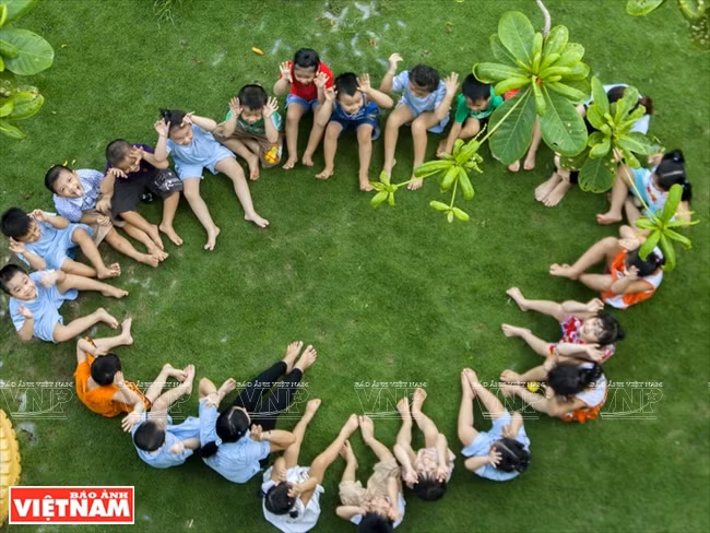 Los niños juegan en espacio al aire libre. 