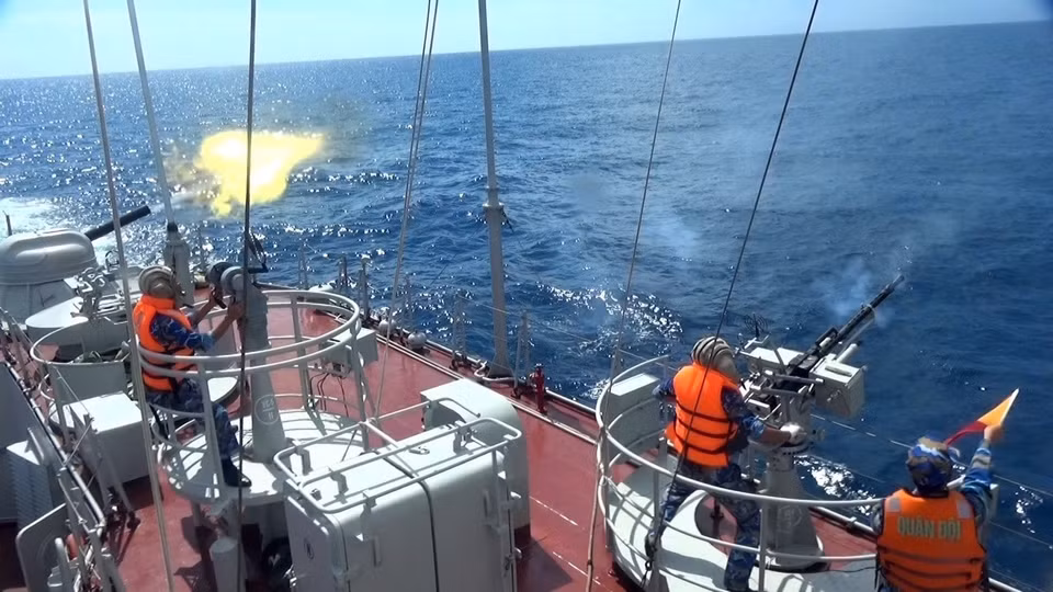Entrenamiento para disparar balas reales en el mar. (Fuente: VNA)