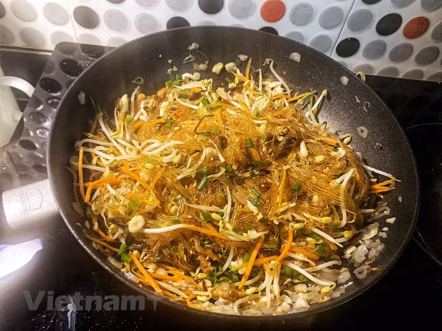 En el caluroso verano, los fideos y los fideos son platos populares. Puedes hacer un plato de fideos salteados de cangrejo para toda la familia los fines de semana, de procesamiento rápido, fácil de comer y delicioso, con solo este platillo tienes una pequeña fiesta con amigos y familiares. . Se requiere que el plato tenga colores armoniosos, los fideos duros y masticables, la carne de cangrejo firme. Los fideos de cangrejo salteados son adecuados para entretener a los invitados o en reuniones familiares y reuniones de amigos. Con fideos crujientes, no contiene demasiado almidón, por lo que comer mucho no tiene miedo de aburrirse o subir de peso, es apto tanto para adultos como para niños (Fuente: Vietnamplus)