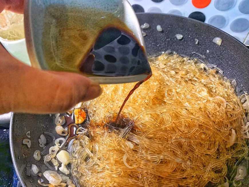 La combinación de almidón en fideos con diversos nutrientes en la carne de cangrejo asegurará un fin de semana garantizado para toda la familia y aún extremadamente atractivo. En este plato, los fideos de cangrejo salteados con una forma sencilla, no demasiado complicada pero el atractivo sabor hará que te encante disfrutarlo enseguida. Fideos con cangrejo al terminar servidos con salsa de ají y ajo. Se requiere que el plato tenga colores armoniosos, los fideos duros y masticables, la carne de cangrejo firme. Los fideos de cangrejo salteados son adecuados para entretener a los invitados o en reuniones familiares y reuniones de amigos (Fuente: Vietnamplus)