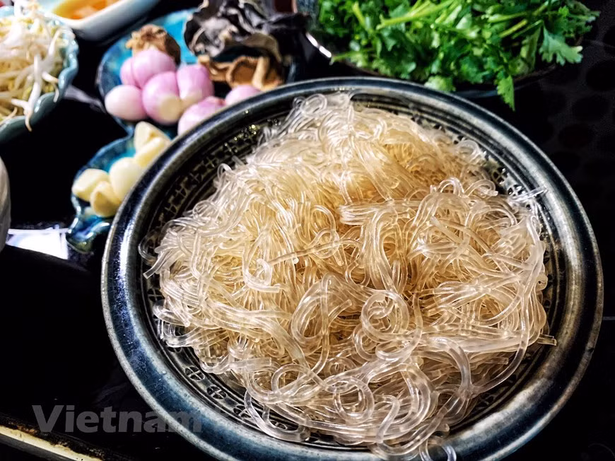 - Luego, pelar zanahorias limpias y cortarlas en rodajas. - Pelar cebollas y cortarlas (puedes remojar el cuchillo de cebolla en agua fría para que al cortar la cebolla no se te pique los ojos) - Apio lavado, cortado en trozos. - Lavar el chile, quitarle las semillas, cortar hilos largos (si no puede comer picante, puede reemplazarlo con pimientos morrones de Da Lat). - Cebolletas, cilantro: Recoger, lavar, cortar en trozos. Los pasos de preparación son muy importantes, pues deciden la calidad del plato. Este plato de fideos de cangrejo salteado no solo enriquece el menú diario, sino que también es muy adecuado para fiestas, reuniones de fin de semana (Fuente: Vietnamplus)