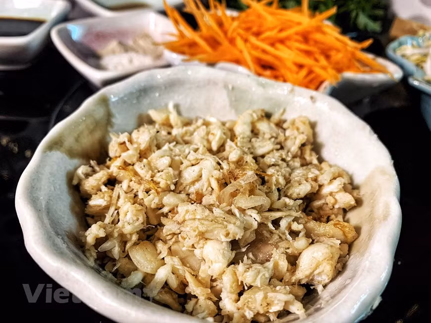 Se trata de un plato favorito de muchas personas porque son bajos en grasa, especialmente cuando se combinan con cangrejos de mar ricos en calcio con vegetales frescos y dulces que no se cansan de crear un plato muy atractivo. Con esta forma de hacer fideos de cangrejo salteados, los fideos no quedan secos, duros ni arrugados, pero la fruta es muy masticable y deliciosa. Se sabe que el cangrejo contiene muchos nutrientes y minerales necesarios para el cuerpo. La carne de cangrejo dulce y fresca es un plato de mariscos muy popular, desde la carne de cangrejo se puede procesar en muchos platos deliciosos, como cangrejo asado con tamarindo, cangrejo asado con sal y cangrejo al vapor con cerveza (Fuente: Vietnamplus)