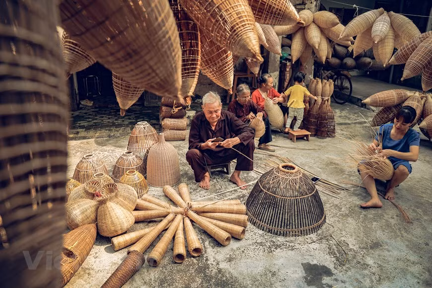 En el pueblo de Tat Vien, desde jóvenes a ancianos, mujeres y hombres, todos pueden tejer las cestas de pesca hechas del bambú. (Foto: VNA)