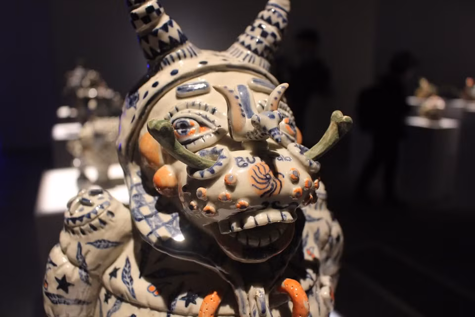 Con sus ideas innovadoras y pasión, Quoc Khanh elaboró sus obras de cerámica en forma de To He, una figurilla de juguete tradicional de los niños vietnamitas como animales, flores o personas de cuentos populares. Mientras que, Vu Hieu muestra su talento al pintar cuadros populares vietnamitas de Hang Trong en una superficie de obras de cerámica. Al comprender profundamente sobre los materiales populares de la línea de pinturas Hang Trong y el método de fabricación de cerámica artesanal en la región norvietnamita, Vu Hieu ha traído a "Loong Koong" una serie de obras que no solo muestran la forma de arte al servicio de creencias simples, sino que también brindan experiencias interesantes y atractivas a los espectadores (Foto: Vietnam +)