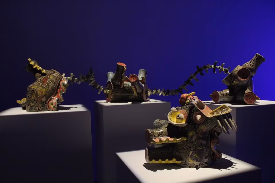 A través de las obras de cerámica, Vu Hieu también desea transmitir las historias sobre los dioses en la vida espiritual desde la antigüedad. En particular, cada pintura tradicional se muestra en material cerámico sostenible, creando un efecto visual diferente y brindando experiencias interesantes y atractivas a los espectadores. Vu Hieu trajo a la exposición un total de 32 obras con imágenes familiares y temas de pinturas de Hang Trong, especialmente dibujos ceremoniales. Es fácil ver en los jarrones de cerámica hechos a mano de este autor que diversas figuras legendarias, históricas y culturales en la creencia del culto a las Diosas Madres de Vietnam están dibujadas meticulosamente y con cuidado (Foto: Vietnam +)