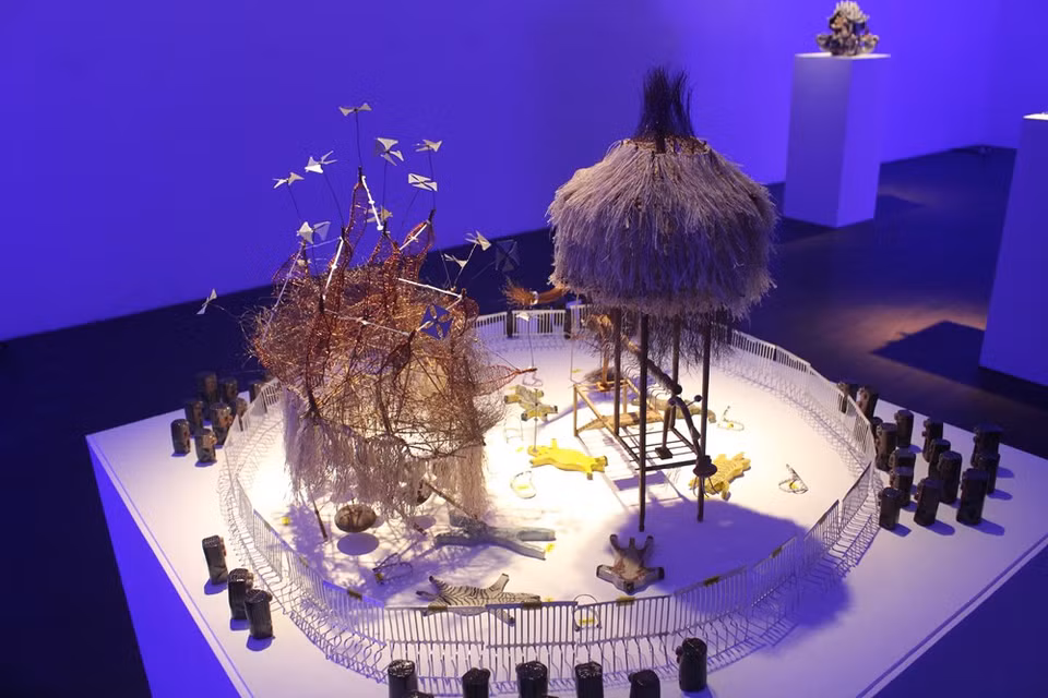Según el comité organizador, la exhibición de cerámica ''Loong koong'' se efectúa en un contexto difícil debido a los impactos negativos de la pandemia del COVID-19. Sin embargo, con su pasión artística, los artesanos trajeron al evento obras de cerámicas creativas, únicas y de alta calidad. La exposición tiene como objetivos presentar al público los descubrimientos y creaciones de los autores, contribuyendo a promover el desarrollo del arte cerámico en la vida contemporánea y la preservación de los valores culturales tradicionales. También se trata de una oportunidad para que los visitantes accedan y admiren las obras artísticas en nuevas circunstancias después del período de distanciamiento social. La exhibición se prolongará hasta el 15 de febrero del año venidero (Foto: Vietnam +)