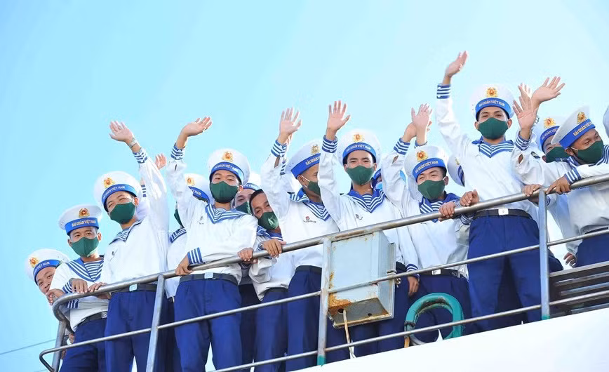 Los jóvenes soldados se despidieron de sus compañeros y familiares antes de partir hacia el distrito insular de Truong Sa (Spratly) (Fuente: VNA)
