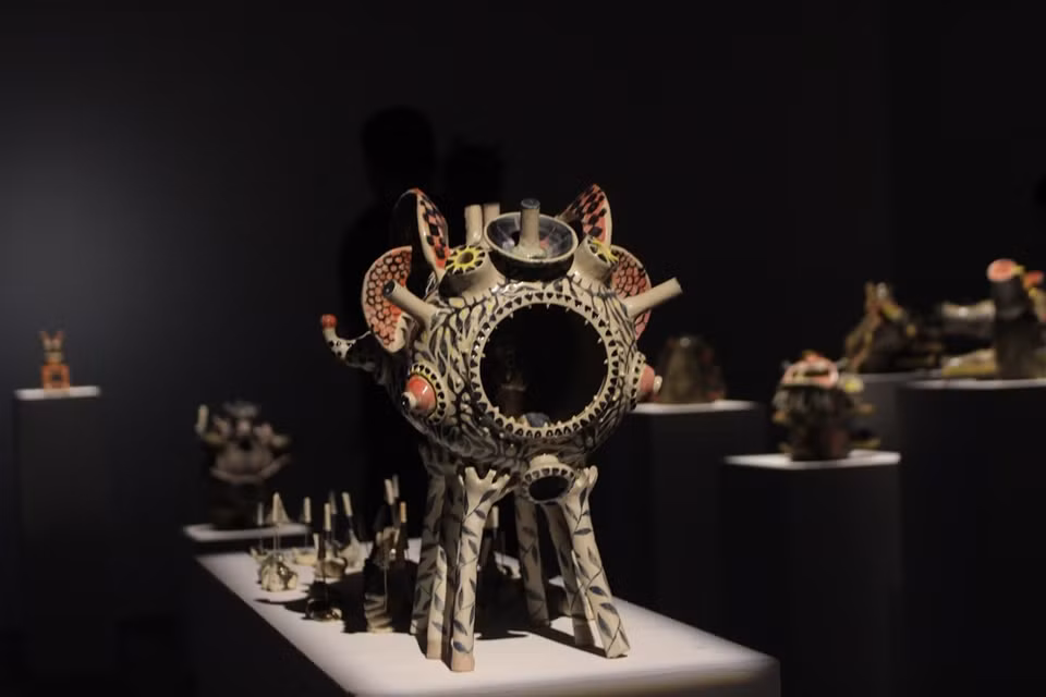 Cada obra de cerámica de Quoc Khanh incita a los visitantes a tener sus propias interpretaciones. Diversos artefactos fueron hechos y mostrados en una combinación armoniosa de cerámica y luces de led, a veces con alambre de cobre, tela y bambú. Con una serie de obras de Vu Hieu y Quoc Khanh, la exposición de cerámica "Loong Koong" constituye un espejo de reflexión sobre la sociedad vietnamita contemporánea, donde se entreteje el pasado, el presente y el futuro, y entre los valores antiguos y los nuevos. Ese contraste no crea contradicciones ni rupturas, sino que se plasma de una manera sutil y humorística con un espíritu apacible (Foto: Vietnam +)