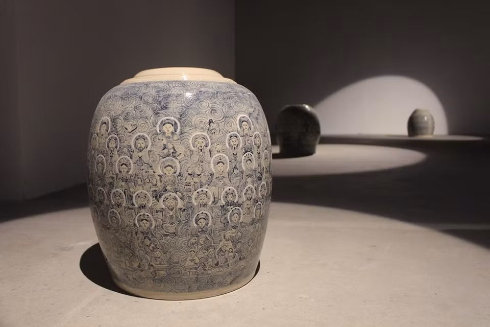 Al llegar a la exposición "Loong Koong", los espectadores tienen oportunidades de comprender mejor el oficio de producción cerámica, la historia, cultura y costumbres tradicionales, así como la antigua vida espiritual de los vietnamitas. En especial, el espacio de exhibición moderna aportará una sensación interesante a los visitantes, eliminando las barreras del espacio y el tiempo. Se trata de una actividad temática con el fin de presentar al público los descubrimientos y creaciones de los autores a través de sus obras, como contribución a promover el desarrollo del arte cerámico en la vida contemporánea. Los artistas también manifestaron su deseo de que, a partir de este evento, los vietnamitas puedan prestar mayor atención a la preservación de sus valores culturales tradicionales (Foto: Vietnam +)