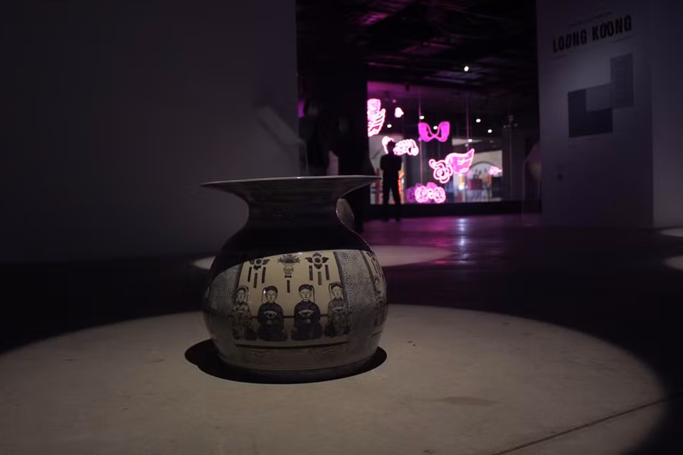 Si Vu Hieu eligió mostrar las características combinadas entre la cerámica y las pinturas populares en sus obras, Quoc Khanh desea brindar a los espectadores obras cerámicas elaboradas en forma de To He, una figurilla de juguete tradicional de los niños vietnamitas con formas de animales, flores o personajes de cuentos populares, en las cuales el artista puso toda su pasión artística para recrearlos de manera meticulosa y cuidada. Cada personaje de la serie de obras de Quoc Khanh muestra una personalidad, una vida y un contexto únicos. La cosmovisión de este artista también reveló una parte desafiante y especial al colocar sus diversas obras en posiciones precarias y arriesgadas en la exhibición para despertar las emociones en los espectadores (Foto: Vietnam +)