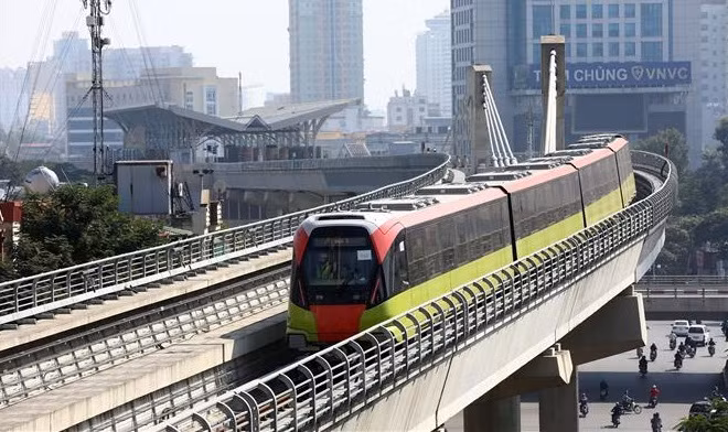 El tren pasa por la intersección Cau Giay- Lang (Fuente: VNA)
