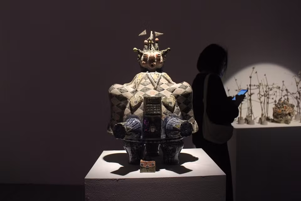La exposición ''Loong koong '' se lleva a cabo en el Centro de Arte Contemporáneo de Vincom (VCCA) en Hanoi, y durará hasta el 15 de febrero del año próximo. En la muestra, se presentan 50 obras de cerámica inspiradas en el juego folclórico de To He, combinando materiales de la línea de pinturas Hang Trong con el método de fabricación de cerámica de la región norteña de Vietnam. La combinación de los elementos visuales de la pintura y el lenguaje escultórico en la conformación de la cerámica tradicional y los nuevos descubrimientos en el color, la forma y la decoración del esmalte han creado obras de cerámica moderna con un alto valor estético, profunda filosofía humanista y clara estructura escultórica (Foto: Vietnam +)