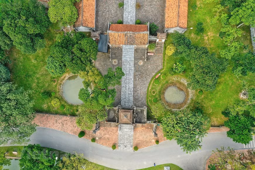 Ubicado en un terreno con forma de cabeza de dragón, el templo de An Duong Vuong está rodeado a ambos lados por dos bosques (Foto: VNA)