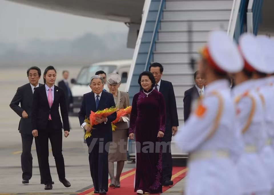  La vicepresidentade Vietnam, Dang Thi Ngoc Thinh, (delantero, derecha) dio la bienvenida alemperador japonés en el aeropuerto. (Fuente: VNA)