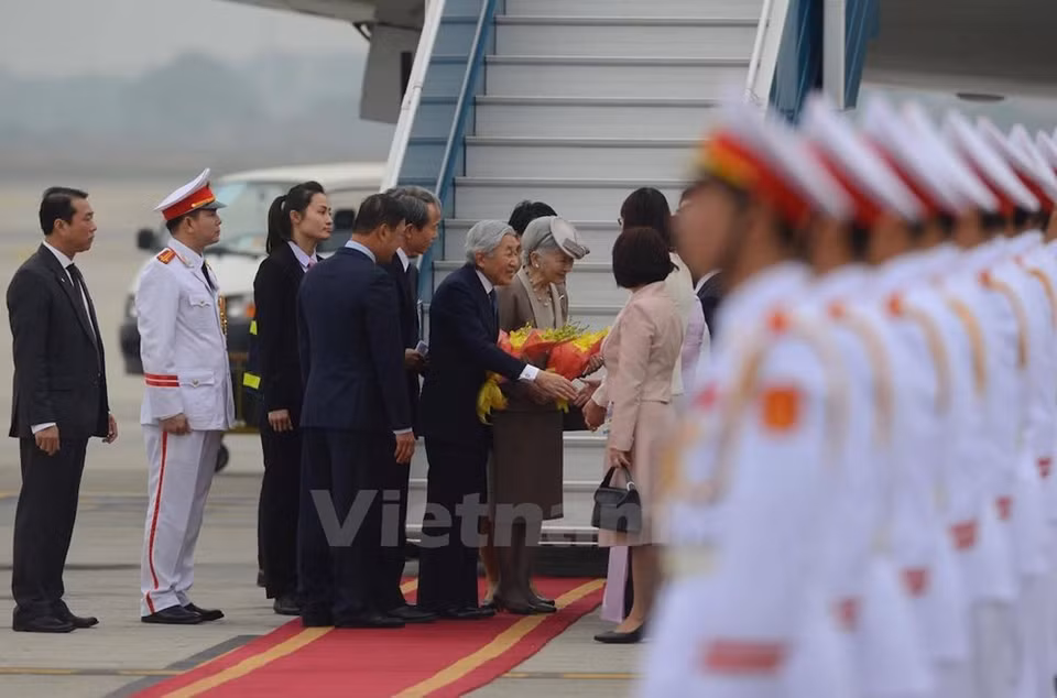  El Emperador Akihitoy la Emperatriz Michiko fueron recibidos en el Aeropuerto Internacional de NoiBai después de que su avión aterrizó a las 15:10 del 28 de febrero. (Fuente: VNA)