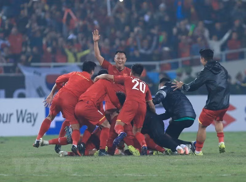 La selección de fútbol vietnamita ganó la víspera el trofeo de campeón de la Copa AFF Suzuki 2018 tras vencer 1-0 a Malasia en el estadio nacional de My Dinh (Fuente: VNA)