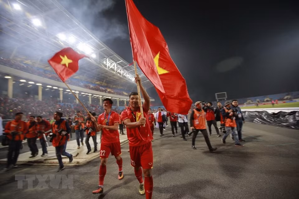 Jugadores del equipo de fútbol vietnamita celebran el título del campeón en la Copa AFF Suzuki 2018 (Fuente: VNA)