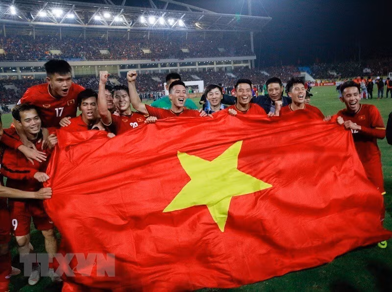 La selección de fútbol vietnamita ganó la víspera el trofeo de campeón de la Copa AFF Suzuki 2018 tras vencer 1-0 a Malasia en el estadio nacional de My Dinh (Fuente: VNA)