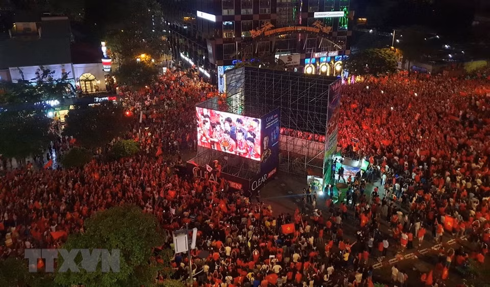 Fanáticos del fútbol vietnamitas celebran la victoria del equipo nacional en el certamen regional en varias calles en el país (Fuente: VNA)
