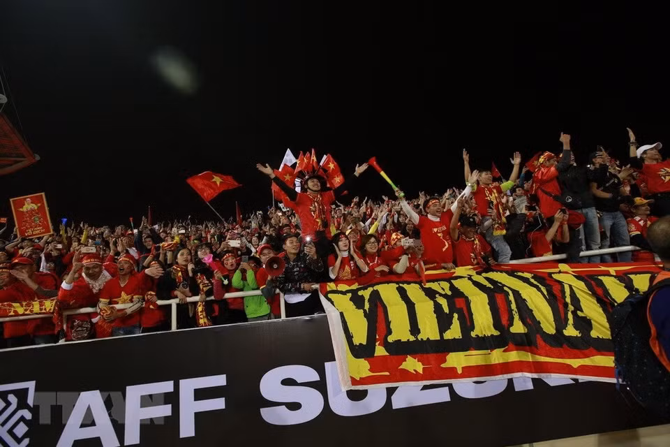 Fanáticos del fútbol vietnamitas celebran la victoria del equipo nacional en el estadio de My Dinh (Fuente: VNA)