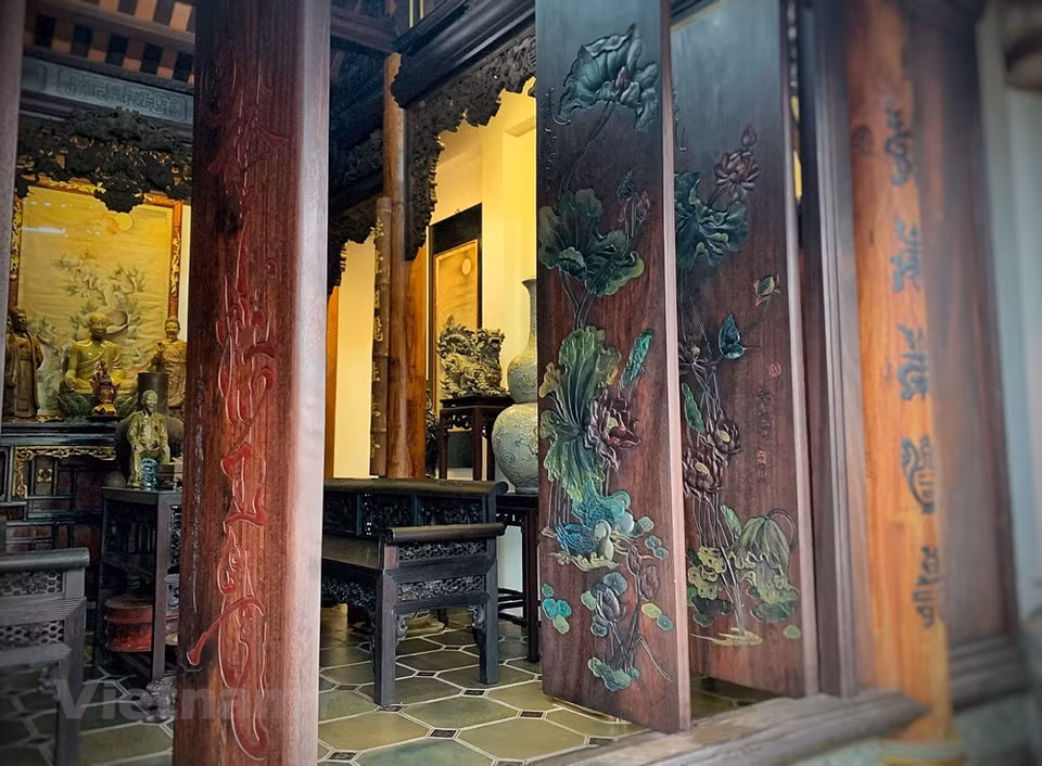 Todos los pilares están hechos de árboles grandes y los techos, conectados por vigas. Hanoi es, además, una ciudad hermosa y atractiva por sus obras arquitectónicas. La armoniosa mezcla de los estilos oriental y francés ha creado un espacio propio para la arquitectura hanoyense, tanto en su estilo antiguo como moderno. La arquitectura antigua se aprecia principalmente en el casco histórico de Hanoi, con sus “36 calles de oficios”. Las casas en este barrio eran pequeñas, con techos de paja o tejas. Sin embargo, con el tiempo, la familia se multiplicó y apareció la necesidad de ampliar la vivienda de forma vertical. De ahí surgió el estilo de casas-tubo, o sea, estrecho, alto y alargado hacia la profundidad, que hoy se ve en muchas zonas urbanas de Vietnam (Fuente: Vietnam+)