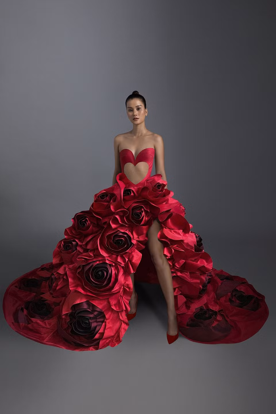“Blood &amp; Tears” es la séptima colección del diseñador Tran Hung que aparece en la página de inicio de la Semana de la Moda de Londres después de las obras: Feminism, Menswear, Revival, La Muse, Musée D'Art, Wild. La plataforma albergará contenido multimedia exclusivo de diseñadores y socios de marcas, aportando a la colaboración y conjugando la moda, la cultura y la tecnología. Es uno de los pocos eventos internacionales que todavía se llevan a cabo en Londres, lo que demuestra la resistencia y la innovación de la industria en tiempos difíciles. Esta es la segunda vez que el renombrado diseñador vietnamita es invitado a la pasarela de moda de la London Fashion Week, pero la primera vez que su perfil aparece en la página de inicio del evento junto con otros afamados diseñadores del mundo. (Fuente: Vietnam+)