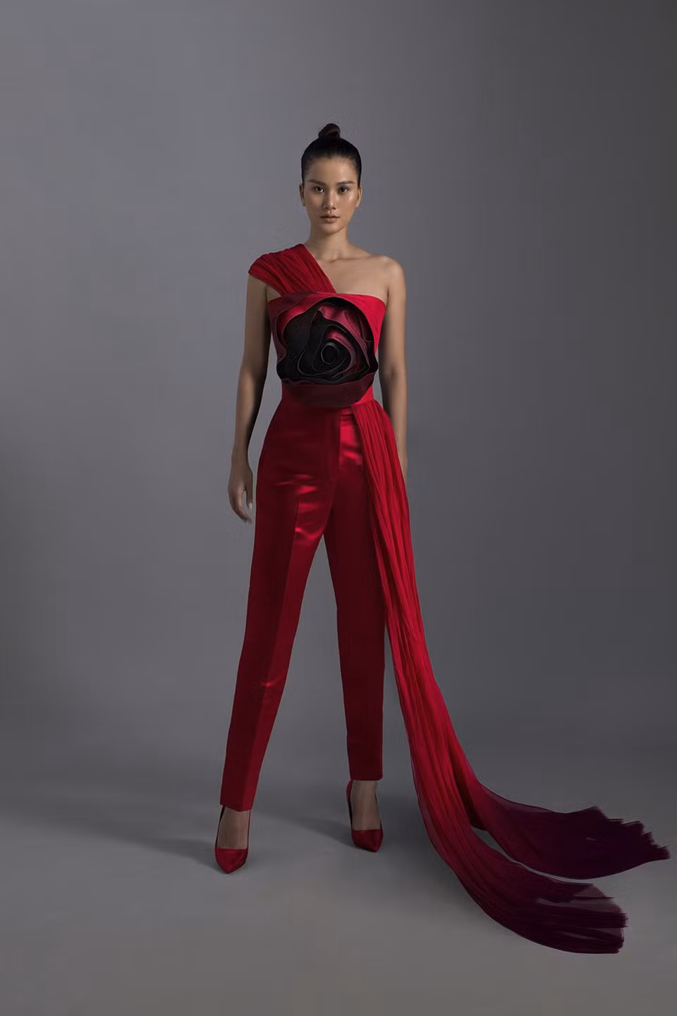 Con “Blood &amp; Tears”, Tran Hung nutre y cuida sus diseños como rosas reales, a pesar de todas las dificultades y limitaciones para alcanzar la cúspide de la creatividad y la pasión por la moda. Este año, el evento cambia su forma de organización, pues todos los desfiles de moda para hombres y mujeres se realizarán en fusión en una plataforma digitalmente neutral, lo que significa que los programas se transmitirán en vivo en el sitio. En la dirección www.londonfashionweek.co.uk también se realizarán demostraciones en vivo, según las estrictas directrices gubernamentales sobre el distanciamiento social. Según diversos medios, la plataforma digital de la Semana de Moda de Londres, lanzada en junio, seguirá actuando como el Centro Digital oficial, permitiendo que todos accedan de forma gratuita a la moda global. (Fuente: Vietnam+)
