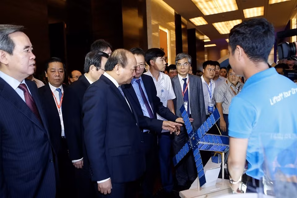 El primer ministro de Vietnam, Nguyen Xuan Phuc, en la exhibición sobre la industria 4.0 (Fuente: VNA)