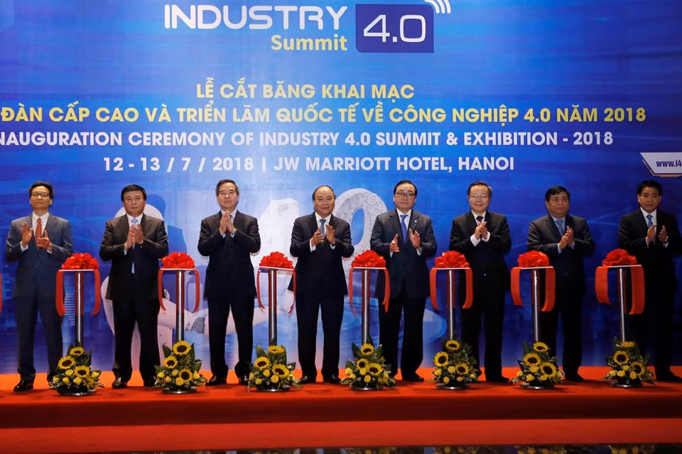 El primer ministro de Vietnam, Nguyen Xuan Phuc (cuarta persona desde la izquierda) en la inauguración de la cumbre (Fuente: VNA)