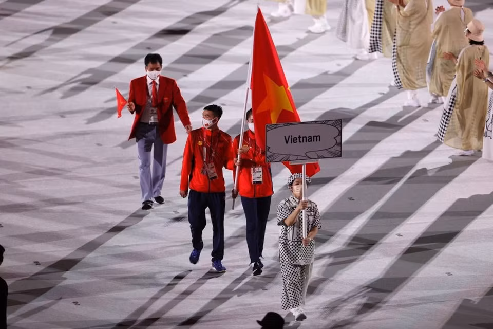 La vallista Quach Thi Lan y el nadador Nguyen Huy Hoang tienen el honor de llevar la bandera vietnamita en la ceremonia de apertura de los Juegos Olímpicos de Tokio (Imagen: Getty Images)