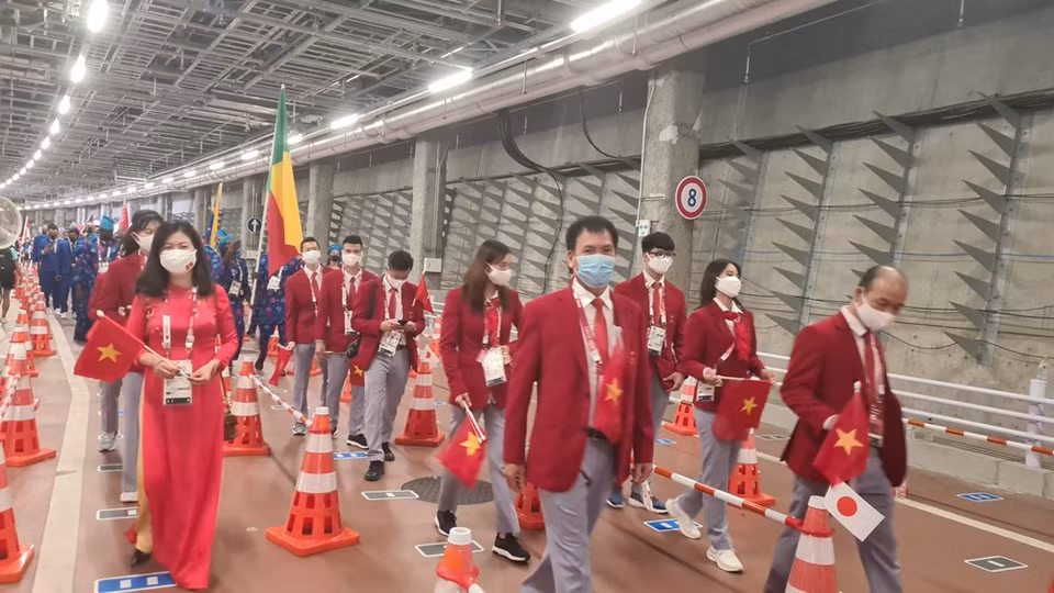 Delegación vietnamita en el túnel del estadio antes del desfile en la ceremonia (Imagen: Getty Images)