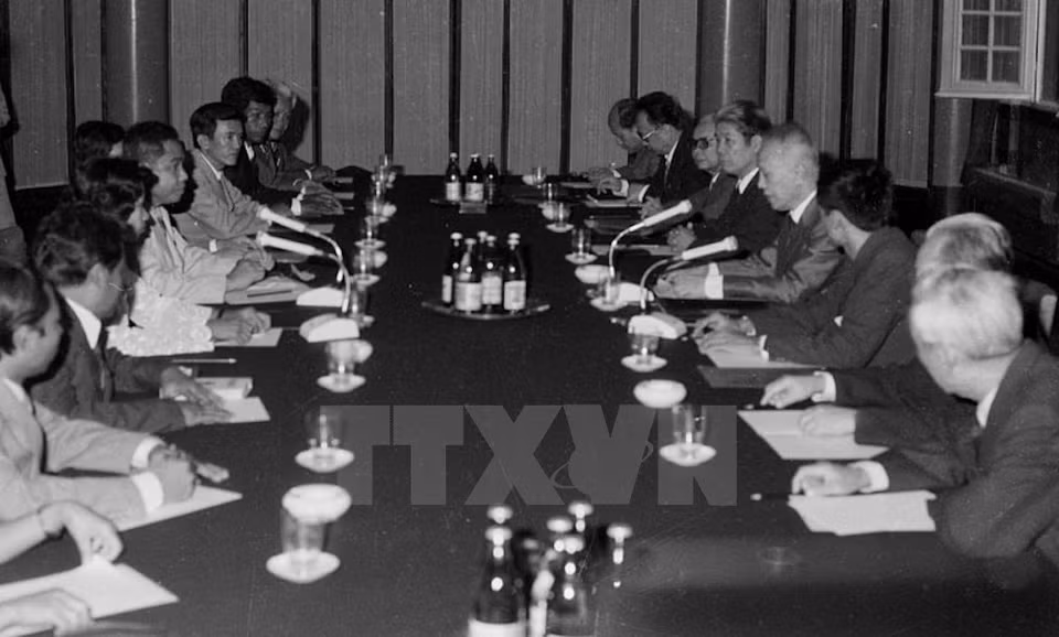 Representantes de las asambleas nacionales de ambas partes en un diálogo en 1982 en Hanoi (Fuente: VNA)