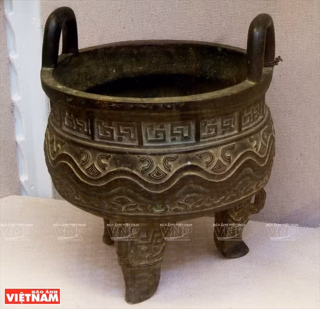Pebetero metal datado de la dinastía Zhou (1046 ANE – 256 ANE) de China. 