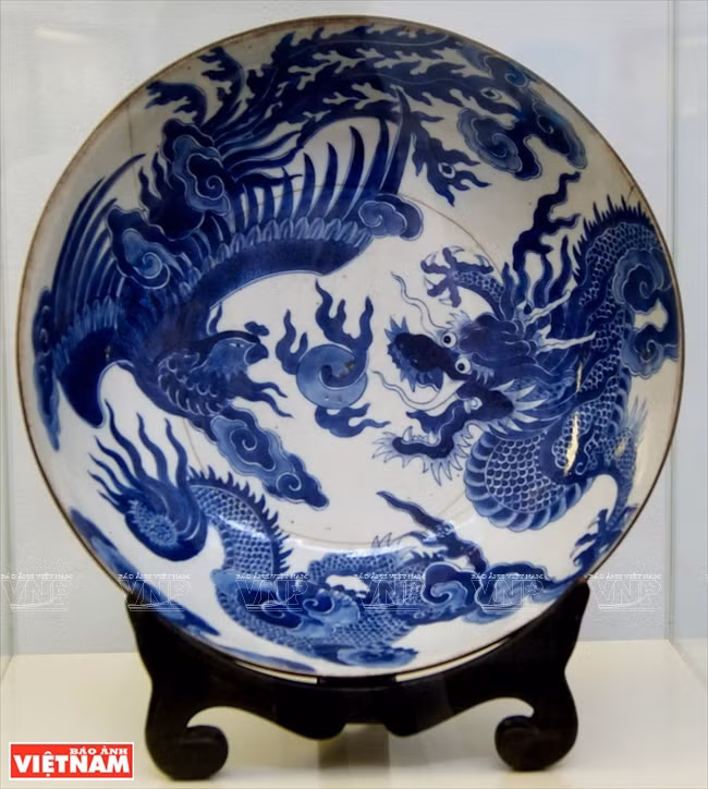 Bol cerámico procedente de China datado del siglo XVIII, donado por el culturalista vietnamita Vuong Hong Sen.