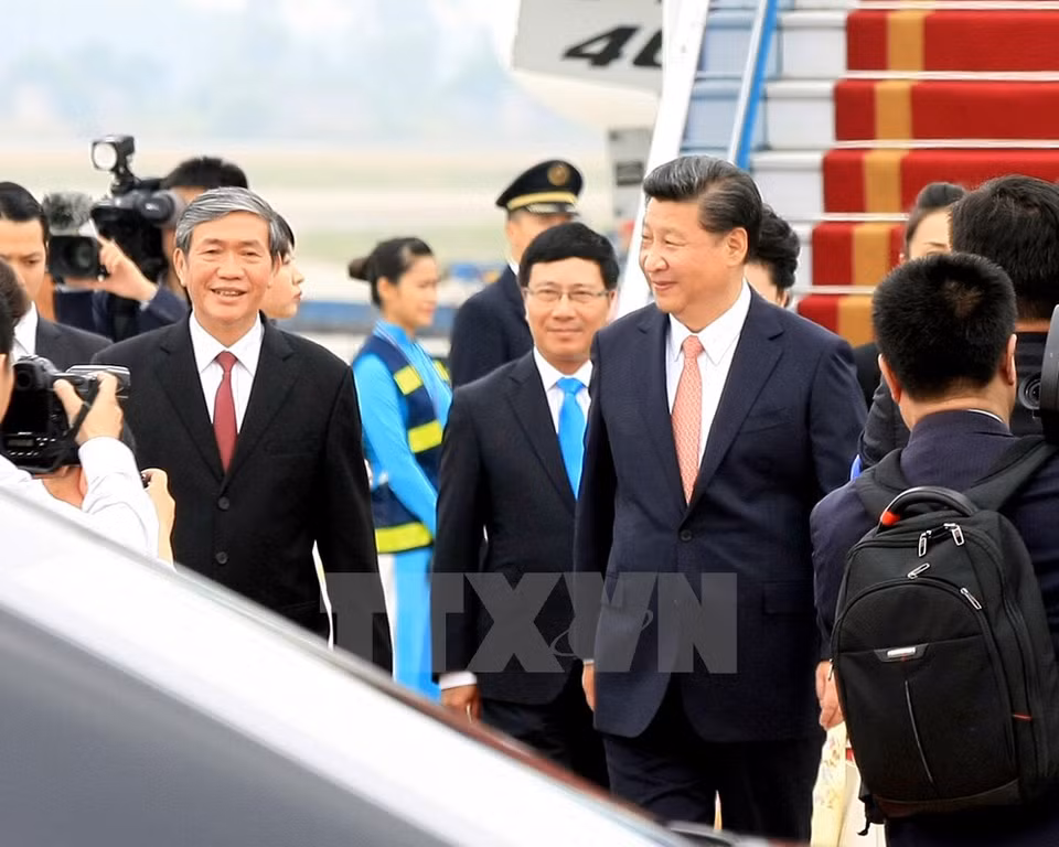 El visitante fue recibido por el vicepremier y canciller, Pham Binh Minh (el con la corbata azul), y Dinh The Huynh, miembro del Buró Político, secretario del Comité Central del PCV y jefe del Departamento de Propaganda y Educación 