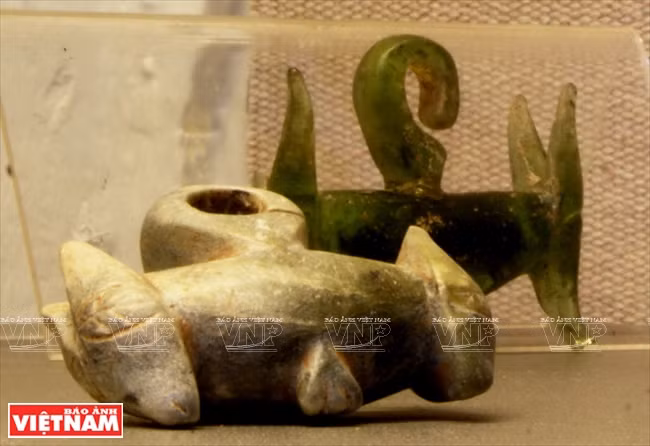 Pendientes de oreja hecho de piedra y cristal con antigüedad de dos mil 500 años. En dos puntos extremos se encuentran figuras animales ornamentales. 