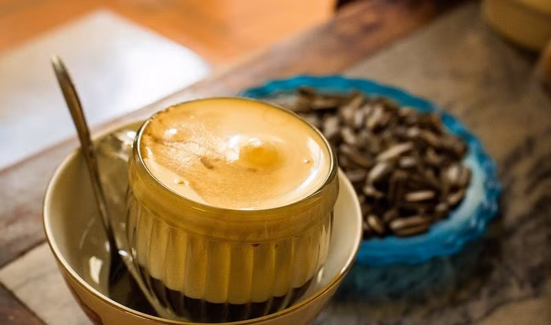 Degustación a las tres de la tarde una taza de café con huevos en el casco antiguo (Fuente: VNA)