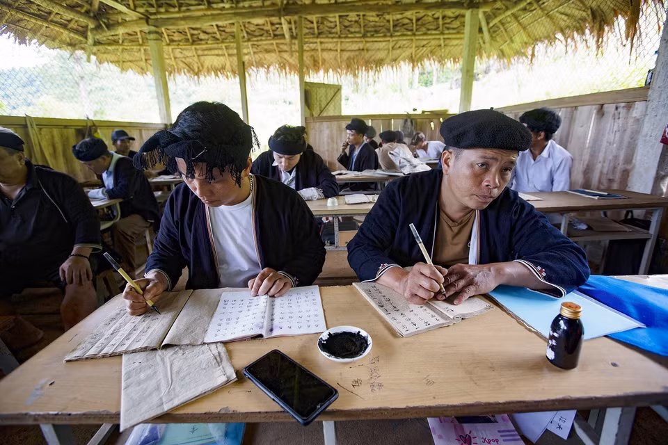 La clase de la letra Nom Dao, del señor Henh, cuenta con varios estudiantes de diferentes edades. (Foto: VNA)