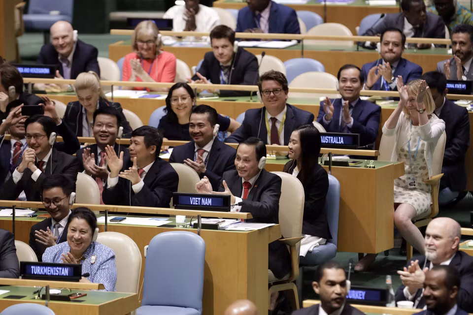 La alegría de los miembros de la delegación vietnamita cuando el país fue elegido como miembro no permanente del Consejo de Seguridad de la ONU para el período 2020-2021 con un número casi absoluto de votos (junio de 2019). (Foto: VNA)