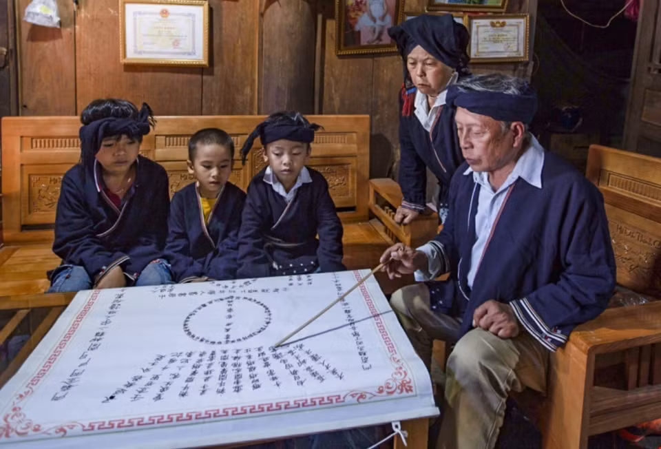 Ly Van Henh enseña la letra de Nom Dao para su familia todos los días. (Foto: VNA)