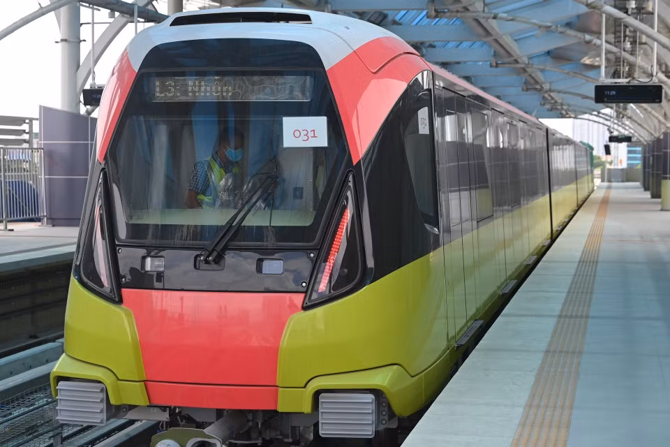 El tren hace su parada en la estación. (Foto: VNA)