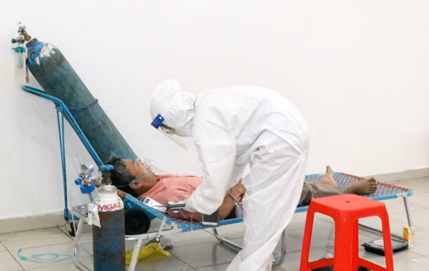 El personal médico atiende a paciente del COVID-19 (Foto: VNA)
