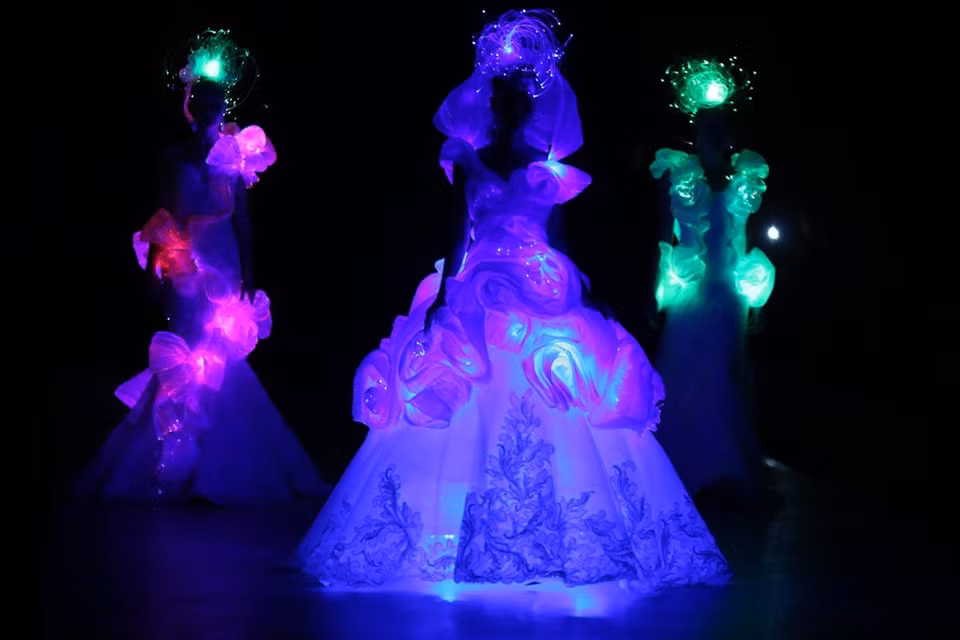 Los vestidos brillan en el oscuro. Son decorados con perlas y cristales de Swarovski (Fuente: VNA)